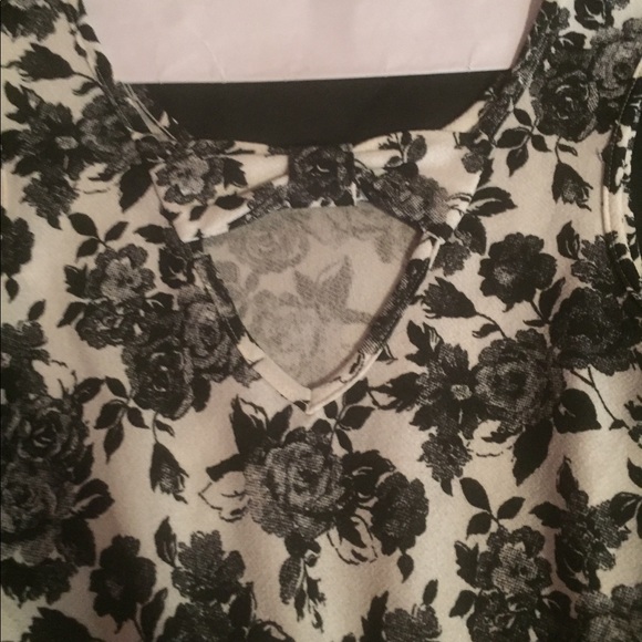 Sleeveless Peplum Shirt - Picture 3 of 3